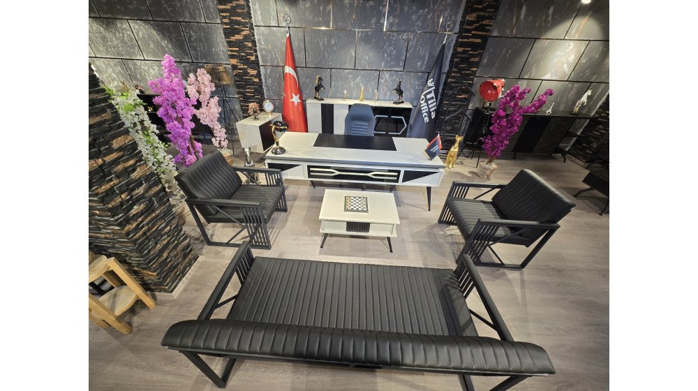 Aytaşı lüks yönetici masa takımı; LED aydınlatmalı geometrik ön paneli, lazer kesim lama demir ayakları ve uyumlu koltuk takımı ile modern ofis ortamında sergileniyor.